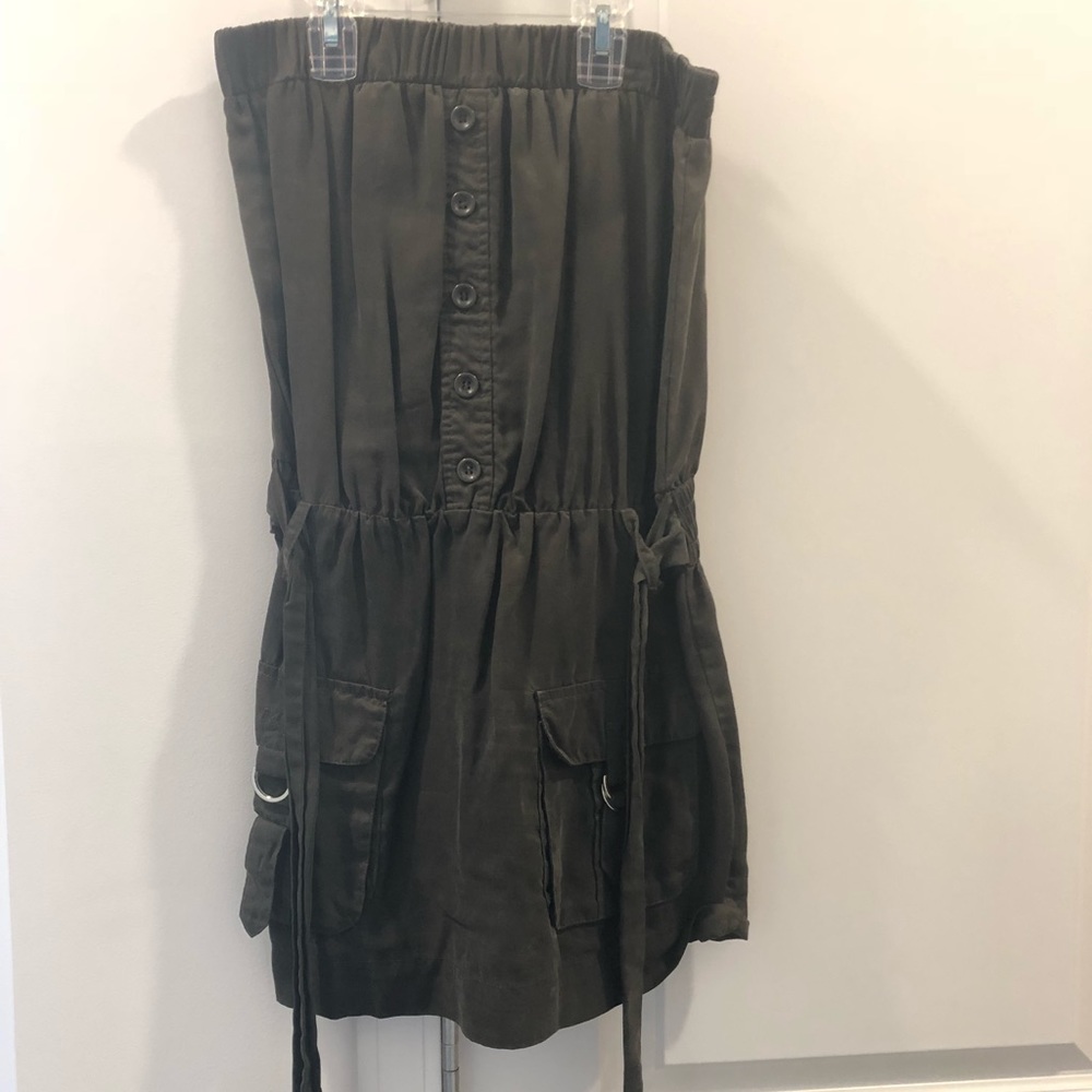 Sleeveless dress.